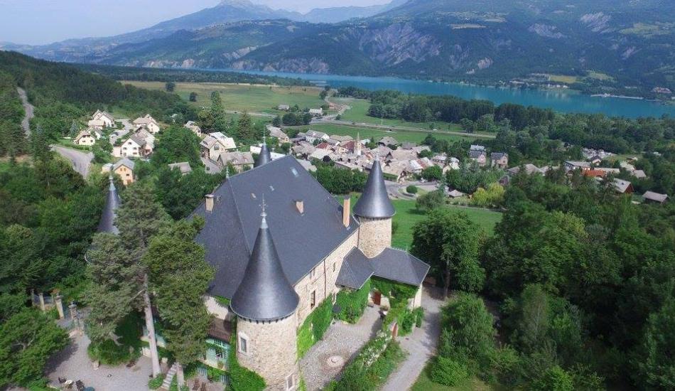 Le château et le lac de Serre-Ponçon